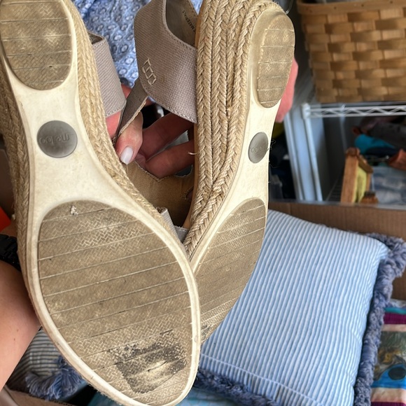 Me Too gray canvas, low heel, super comfy size 10 shoes - Picture 6 of 6